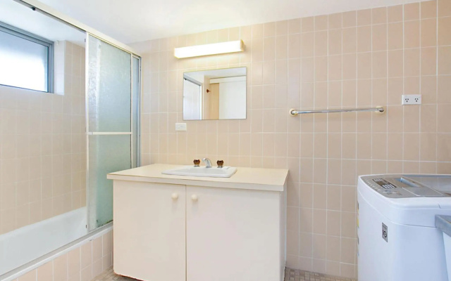 Border Terrace Unit 13 - Large apartment walk to beaches and clubs – Bathroom – Tweed Heads