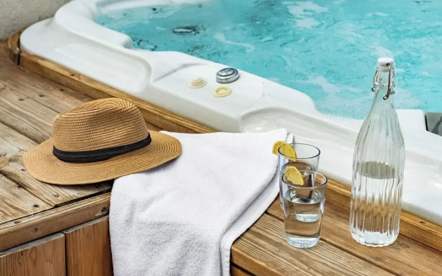 Pool & Jacuzzi Penthouse by Sea N' Rent