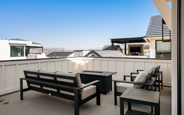 Desert Gem 7 Bedroom Home