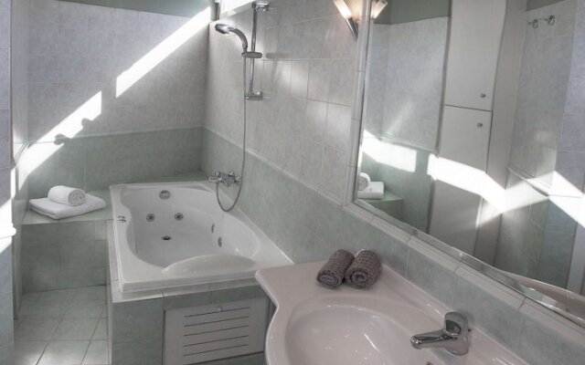 Elegant residence with Panoramic view to Acropolis by GHH