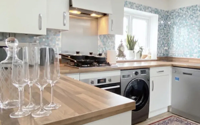 Impeccable 2 Bedroom House in Bicester