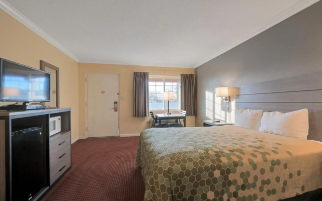 Econo Lodge Woodland near I-5