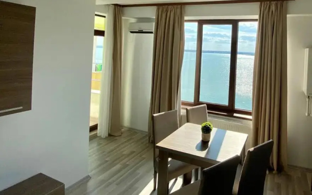 Bizi Apartment Summerland Mamaia Free Sunbeds