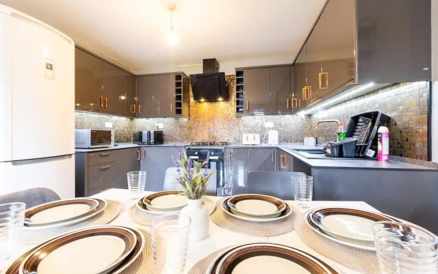 Large 5-bed House in Leeds/ Fits 10/free Parking/