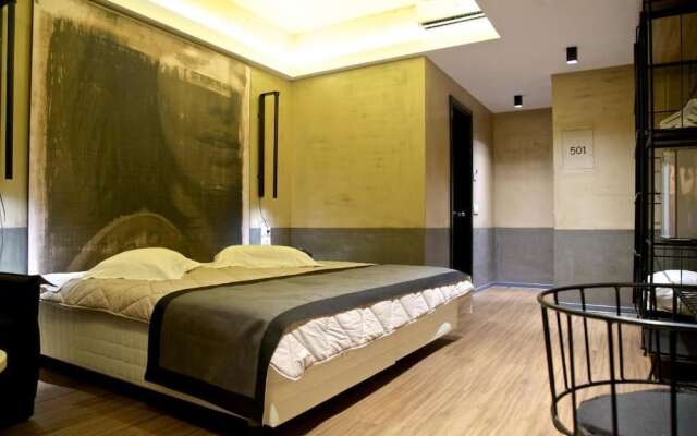 Adonis City Hotel