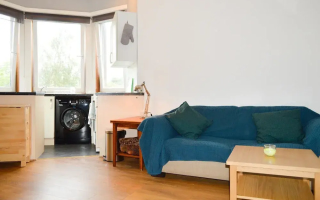 Comfy 1 Bedroom Apartment by Murrayfield