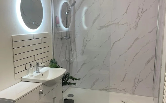 2 x bed city apartment with parking