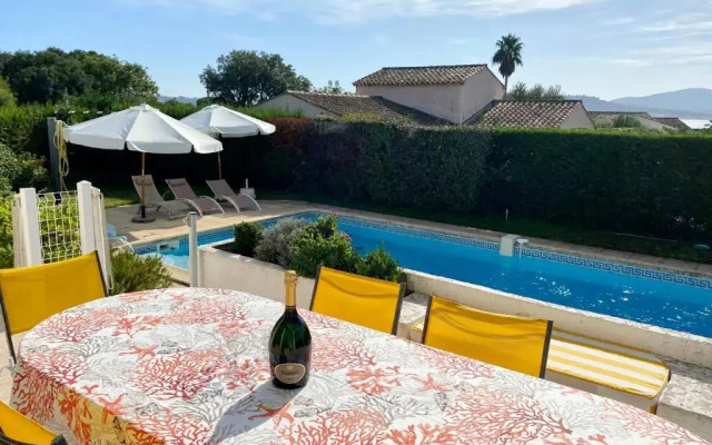 Villa 130m2, near St-Tropez, direct beach access