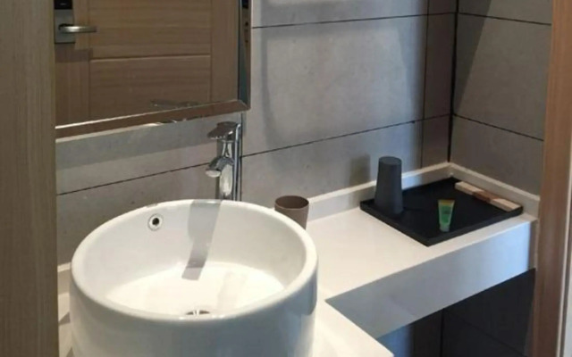 Zhongshan Jiating Apartment (Mingzhu Station Wangyu Road Branch)