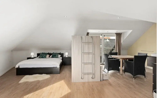 Beautiful Duplex Near Shopping Street