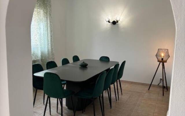 Inviting 4-bed Villa in Guia