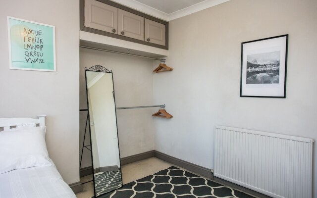 Spacious 4 Bedroom Home In Finsbury Park