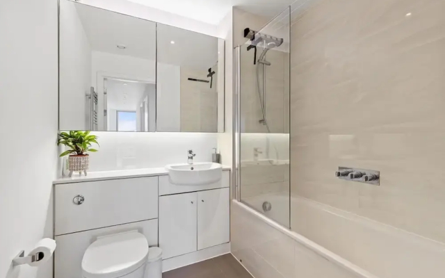 East Village Luxury Apartment - London