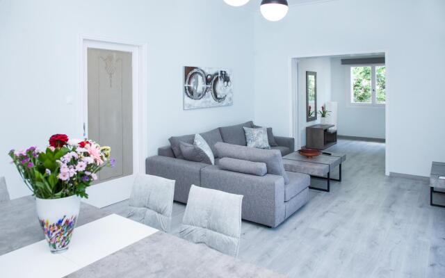 Sunny and Minimal apt in Glyfada With 3 Bdrm