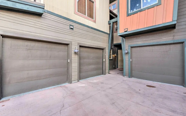 Walkable Park Mountain Getaway: Hot Tub & Views!