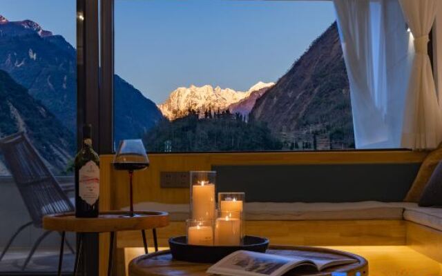 Hailuogou Luanxi Hidden Mountain Snow Mountain Scenic Hot Spring Resort Hote