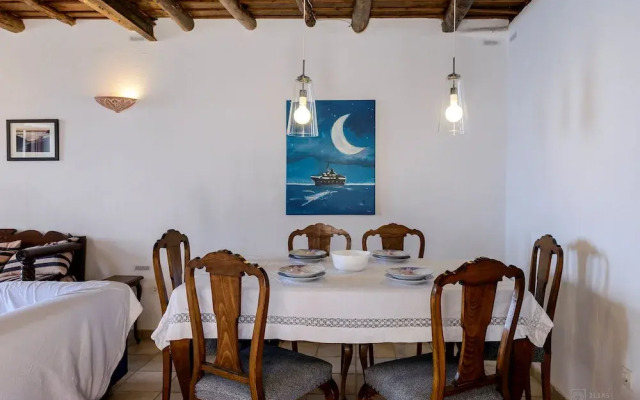 Waveside Sanctuary - Luxurious Seastone Villa