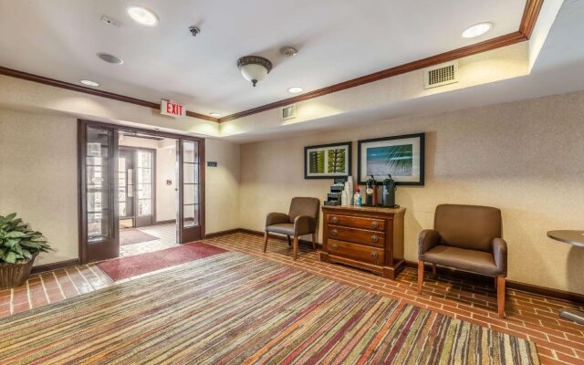 HomeTowne Studios & Suites by Red Roof Charlotte - Concord
