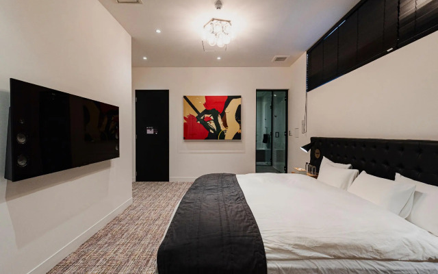 H Hotel