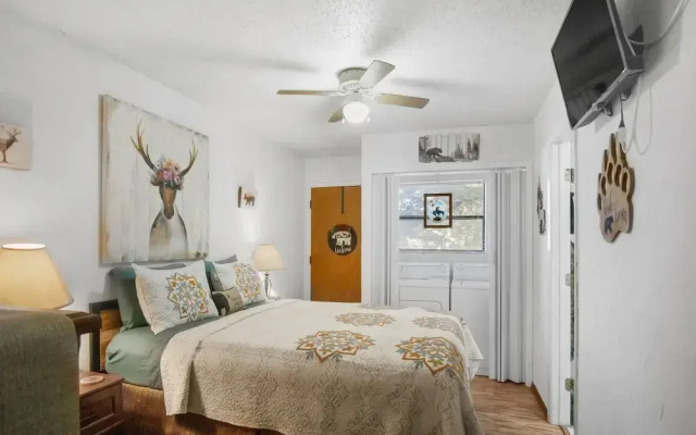 Eagle's Nest - Hot Tub, Deck & Prime Location 2 Bedroom Cabin - фото 5