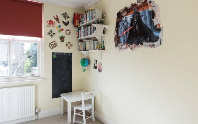 Fabulous 4BR Family Home in East London