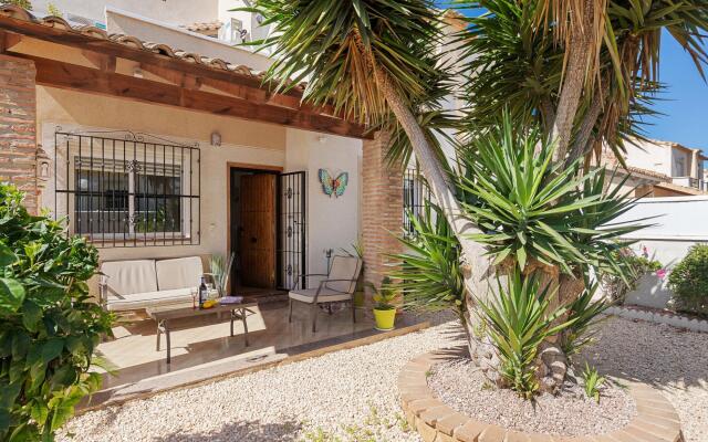 Inviting holiday home in Lo Crispin with shared pool