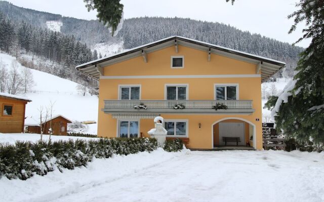 Luxurious Chalet in Zell Am See with Sauna