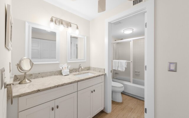 Inviting Condo on Beach With Pool and Tennis Courts