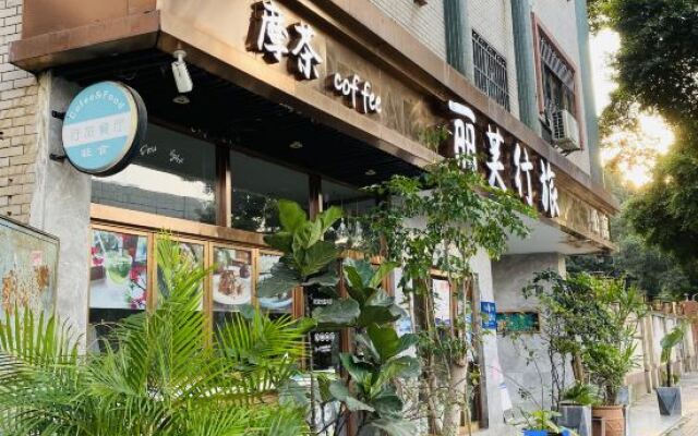 Poshtel (Canton Tower Consulate)