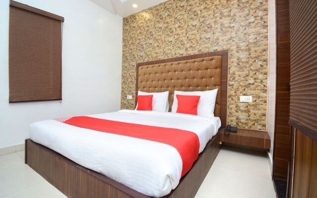 OYO Flagship 29074 Golden Temple Road