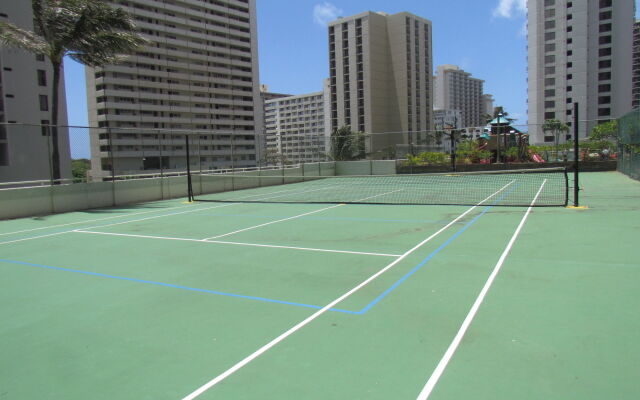 Waikiki Banyan - Walk to the Beach