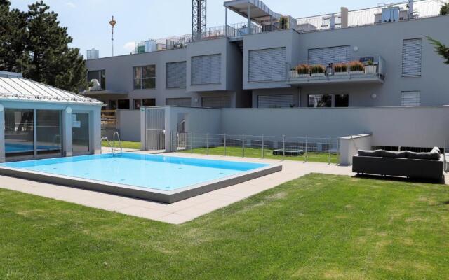Yellow Flower Apartment with Pool - 5 min to Lake