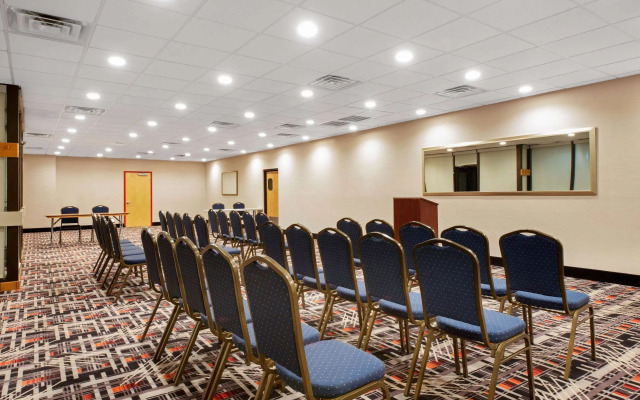 La Quinta Inn & Suites by Wyndham DC Metro Capital Beltway