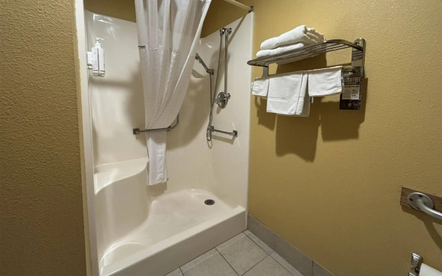 Super 8 by Wyndham Staunton