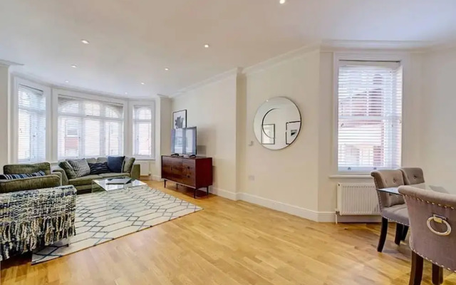 Bright Three Bedroom Apartment in Hammersmith, London