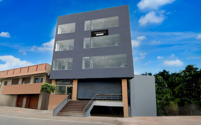 Super Townhouse Cherlapally Bus Terminal Formerly Hotel Chakripuram