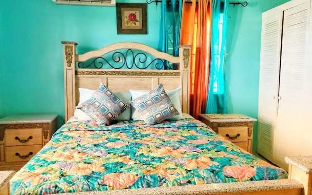 Sensational 2 Bedroom Getaway in Florence Hall