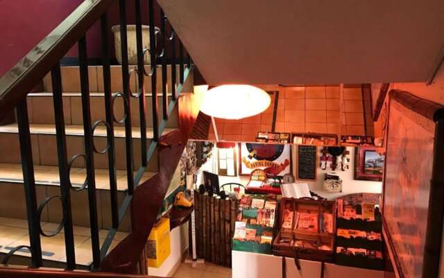 Flying Donkey Hostal - Hostel