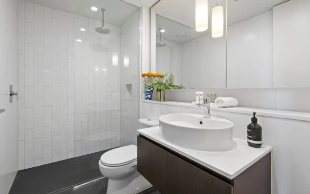 Chic 1-bed With Balcony Views and Amenities