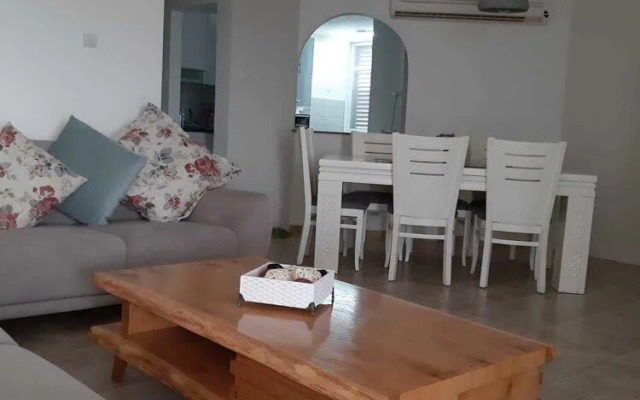 Roomy Apt. w Seaview Fireplace & Netflix