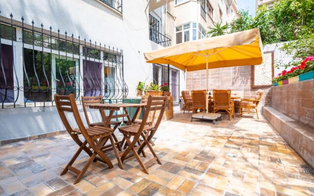Flat with Garden Close to Coast in Uskudar