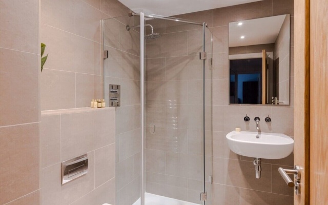 The Eyre Suite Four - Farringdon - by Frankie