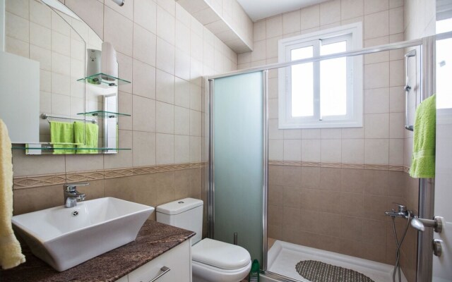 Celebrity Villa Oliver P 14