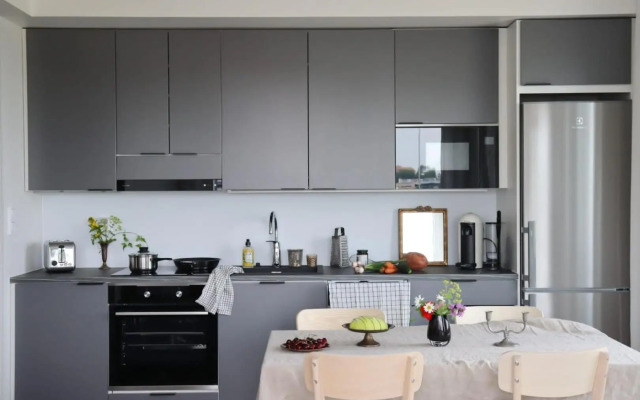 Uusi upea asunto järvinäköalalla ja autohallilla