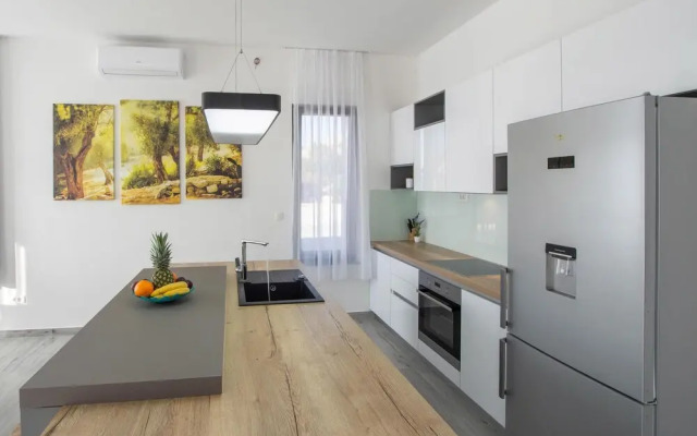 Nice Home in Kucine with WiFi, 4 Bedrooms & Hot Tub