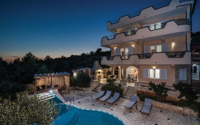 Beautiful Home in Sevid With Wifi and 4 Bedrooms
