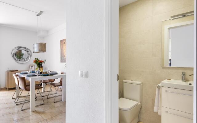 Beachfront triplex with swimming pool parking