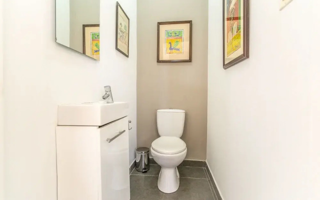 Stunning Modern Home, Near Beaches Full AC