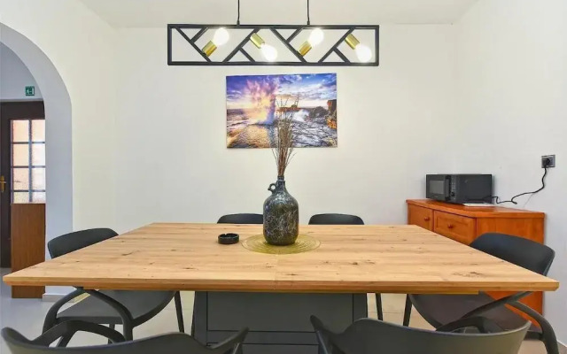 Stylish Family Retreat With Shared Pool