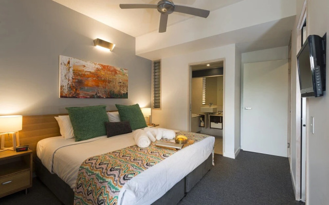 Footsteps to the Heart of Noosa and a View!